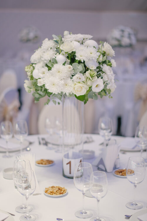 Aranjament de masa nunta cu flori albe