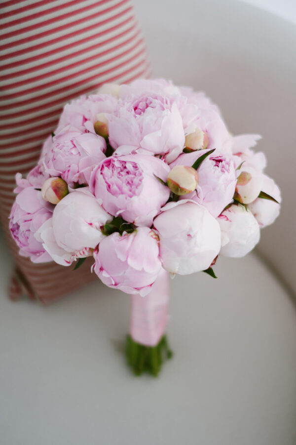 Buchet mireasă cu 29 de bujori roz somon Buchet Mireasa Din Bujori Roz