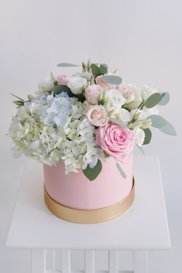 Aranjament Cu Flori Mixte In Cutie Rotunda