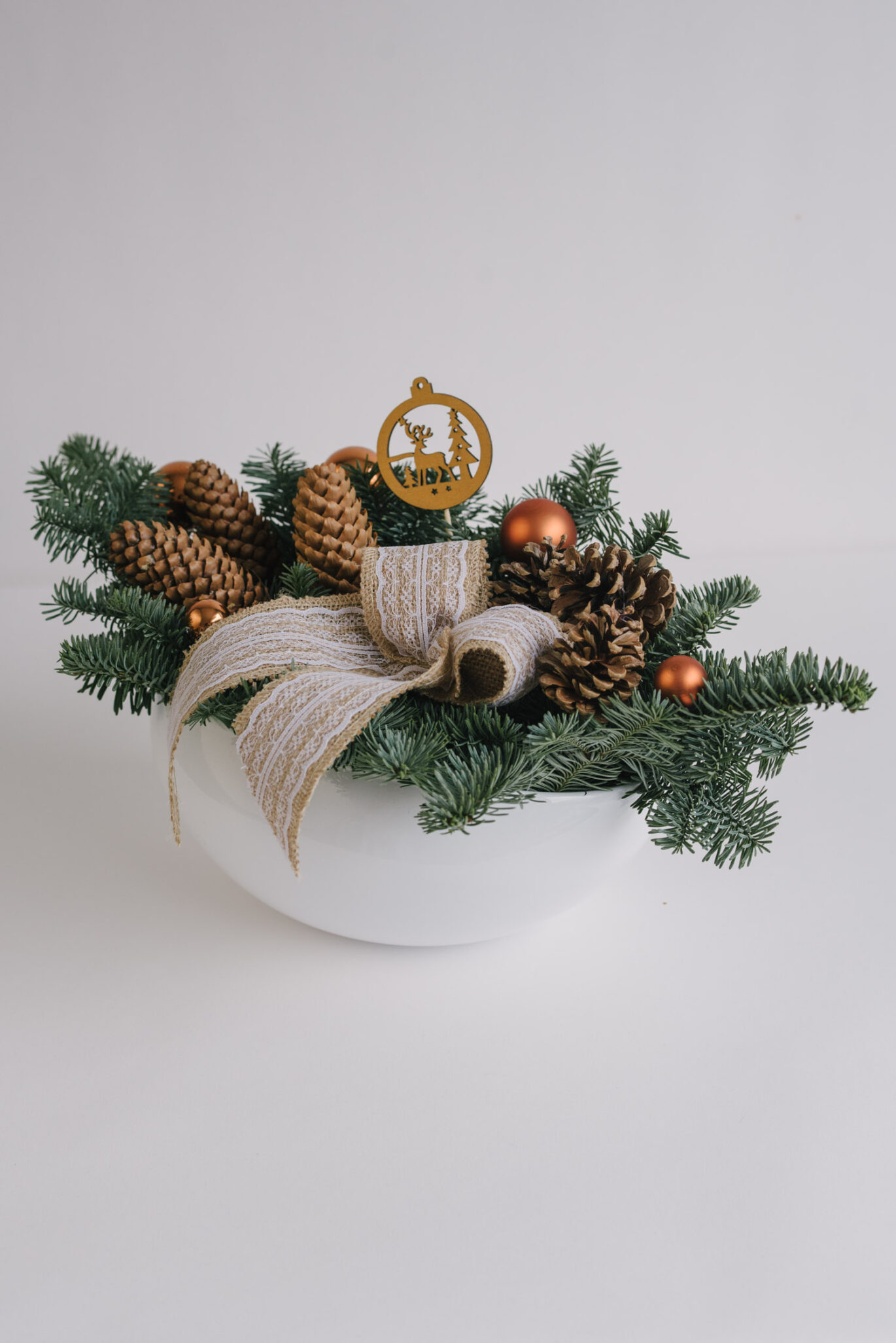 Aranjament de Craciun Cu Brad In Vas Ceramic Alb