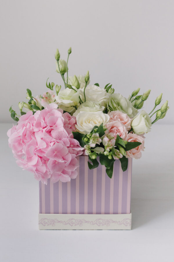 Aranjament Floral Cutie Cu Flori Mixte