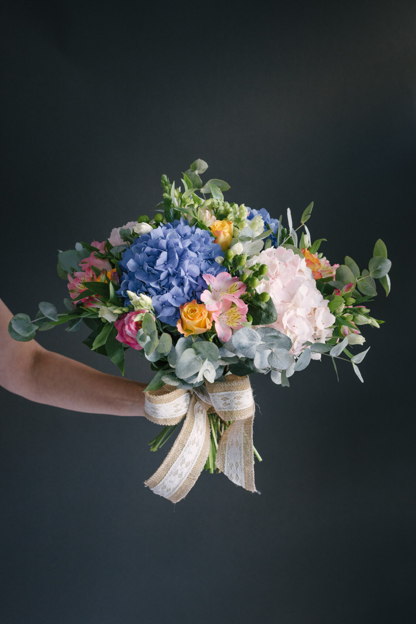 Buchet mare rotund cu hortensii albastre