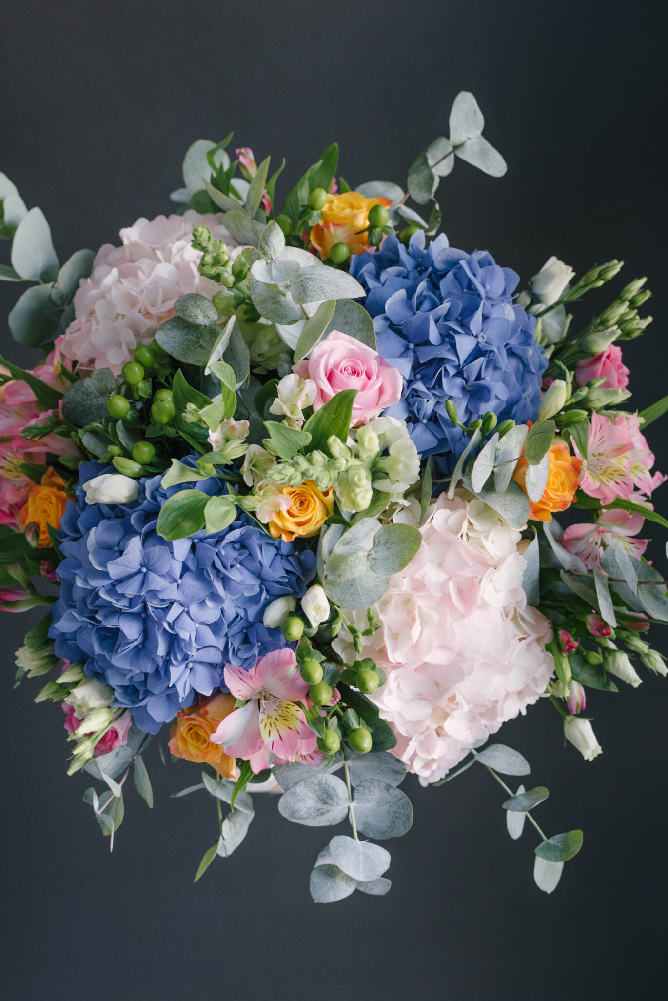 Buchet mare rotund cu hortensii albastre