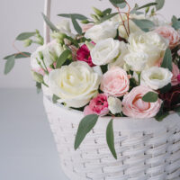 Aranjament Floral Pastelat In Cos Alb