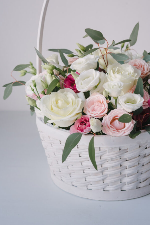 Aranjament Floral Pastelat In Cos Alb