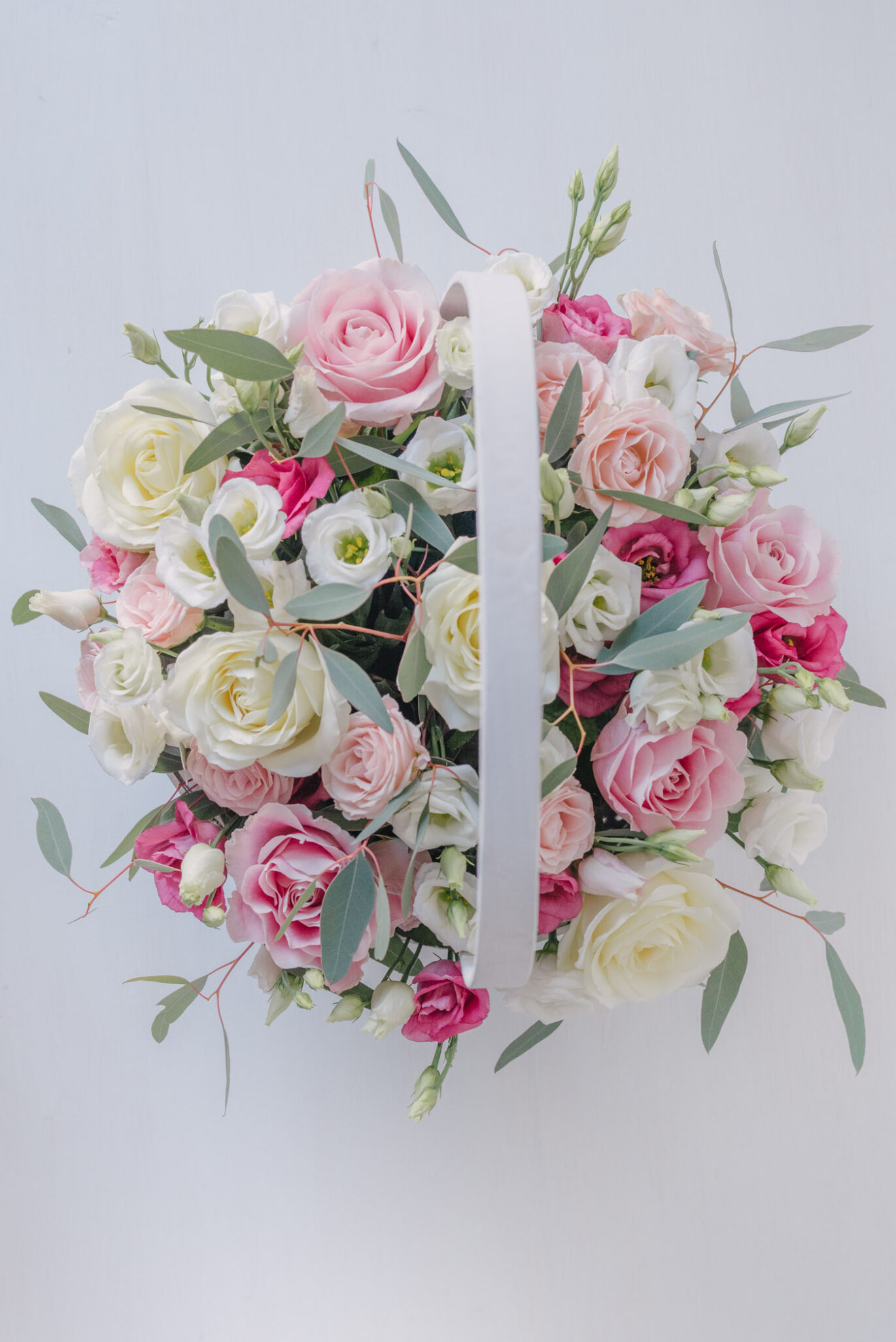 Aranjament Floral Pastelat In Cos Alb