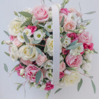 Aranjament Floral Pastelat In Cos Alb