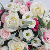 Aranjament Floral Pastelat In Cos Alb