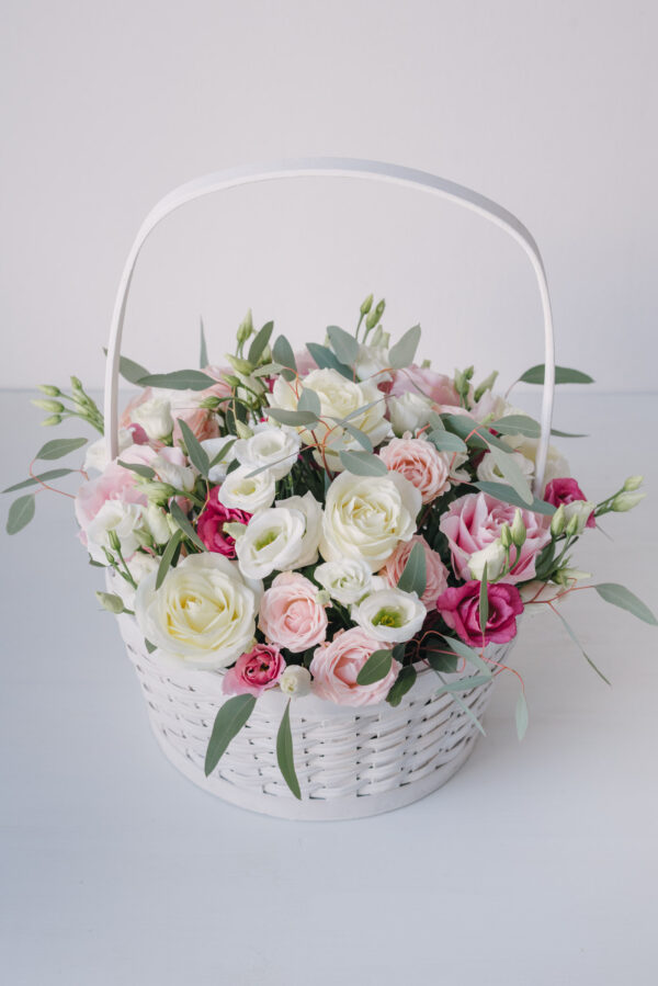 Aranjament Floral Pastelat In Cos Alb