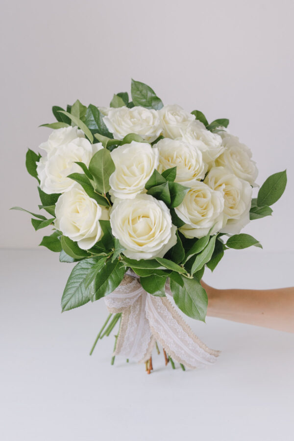 Buchet Cu Trandafiri Albi Avalanche