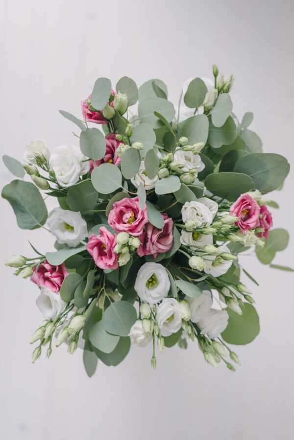 Buchet De Flori Cu Lisianthus Si Eucalipt