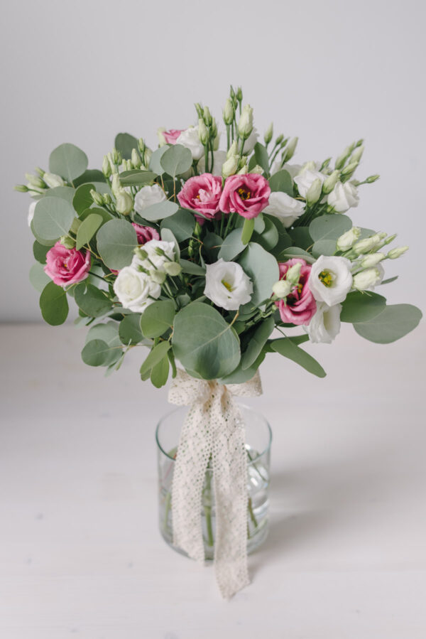 Buchet De Flori Cu Lisianthus Si Eucalipt
