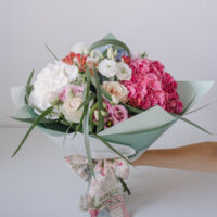 Buchet De Flori Cu Eucalipt În Ambalaj Bicolor