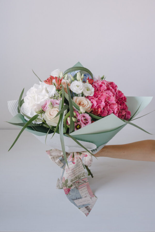 Buchet De Flori Cu Eucalipt În Ambalaj Bicolor