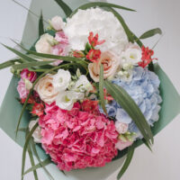 Buchet De Flori Cu Eucalipt În Ambalaj Bicolor