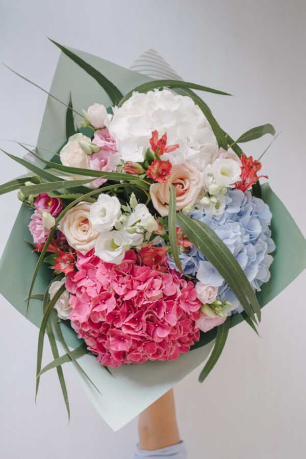 Buchet De Flori Cu Eucalipt În Ambalaj Bicolor