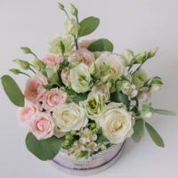 Cutie cu trandafiri, minitrandafiri, lisianthus si alstroemeria