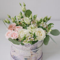 Cutie cu trandafiri, minitrandafiri, lisianthus si alstroemeria-2