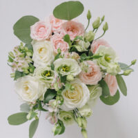 Cutie cu trandafiri, minitrandafiri, lisianthus si alstroemeria-2