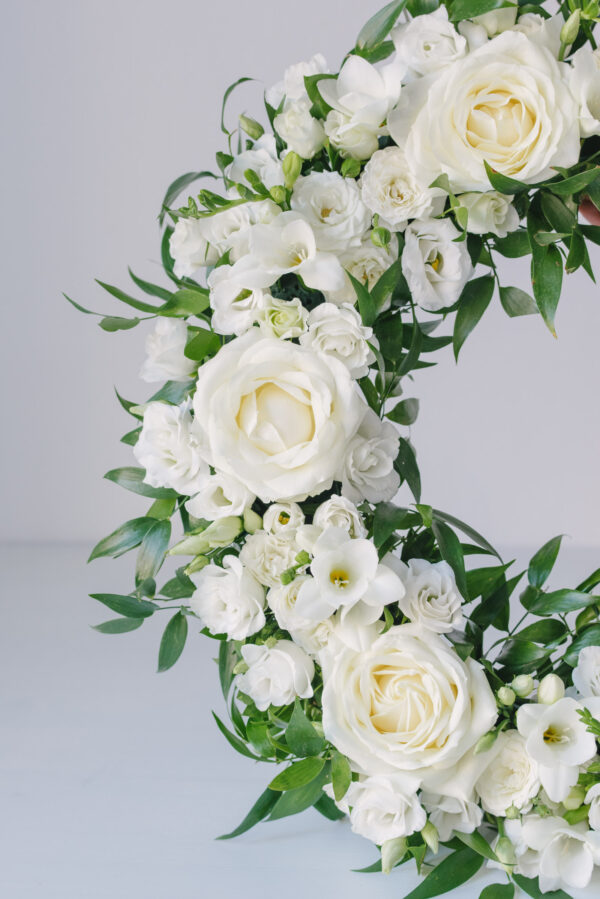 Coroana Funerara Din Flori Albe