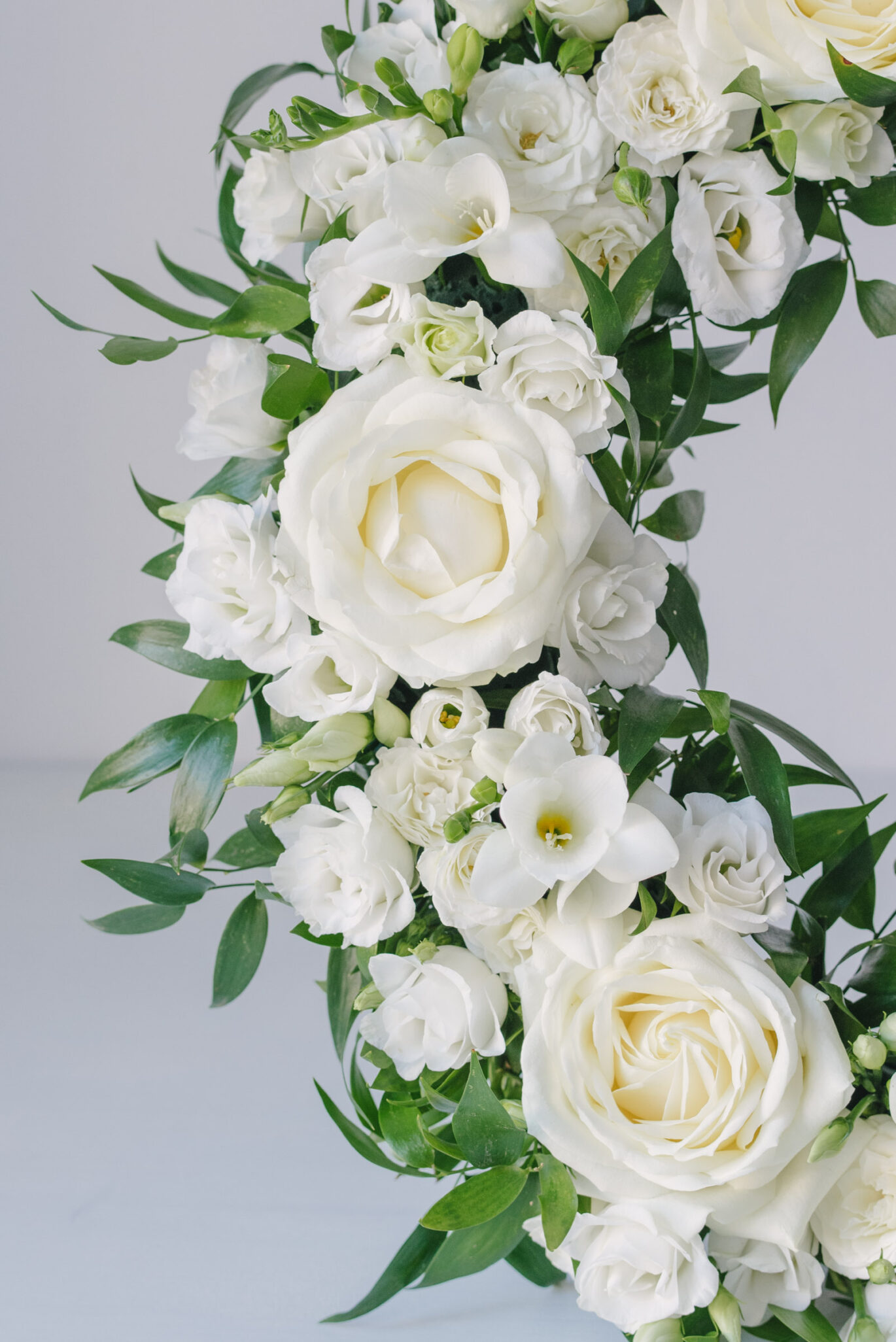 Coroana Funerara Din Flori Albe