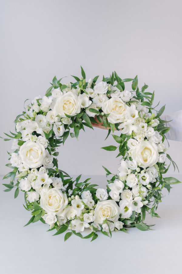 Coroana Funerara Din Flori Albe