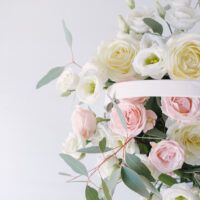 Aranjament Floral Pastelat In Cos De Rachita Mediu