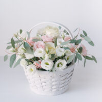 Aranjament Floral Pastelat In Cos De Rachita Mediu