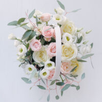 Aranjament Floral Pastelat In Cos De Rachita Mediu