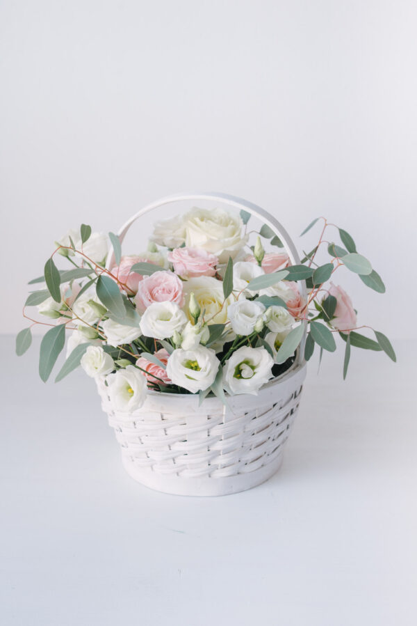 Aranjament Floral Pastelat In Cos De Rachita Mediu