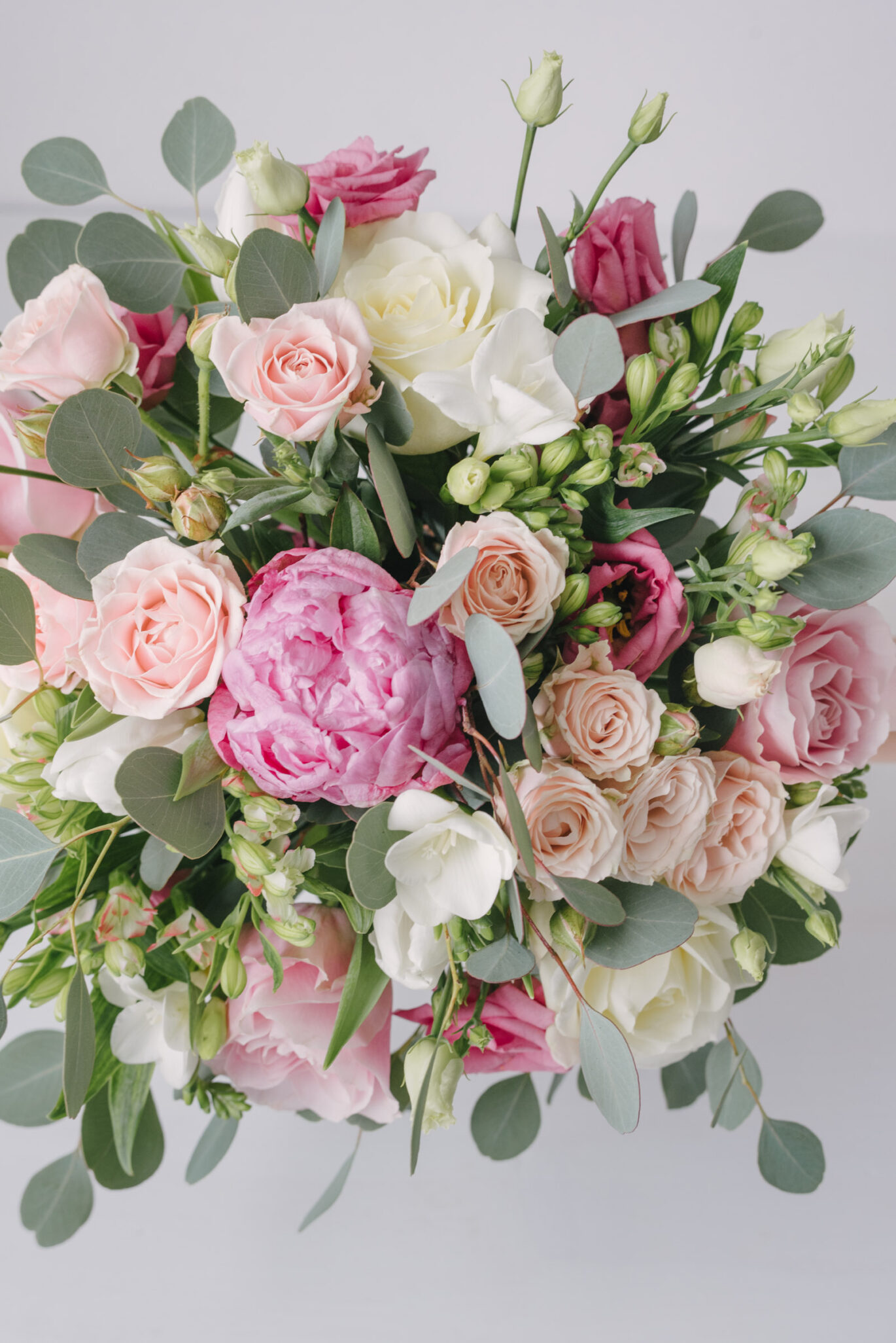 Buchet Pastelat Cu Bujor, Lalele, Frezii, Trandafiri, Alstroemeria