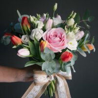 Buchet Multicolor Cu Lalele, Trandafiri Eucalipt Și Lisianhus