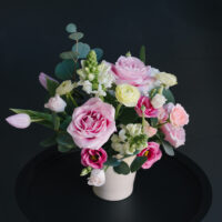 Aranjament Floral În Vas Ceramic Cu Trandafiri, Ranunculus, Antirrhinum