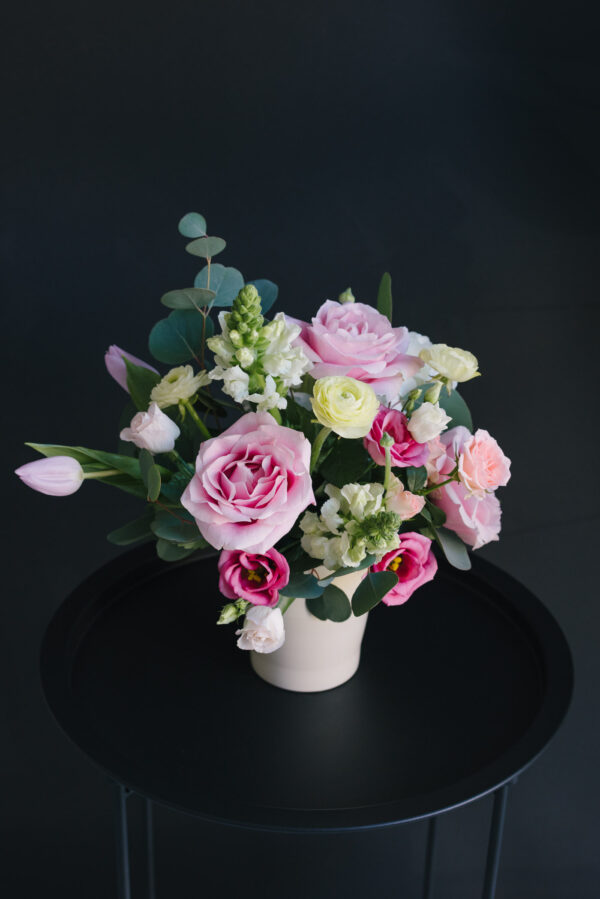 Aranjament Floral În Vas Ceramic Cu Trandafiri, Ranunculus, Antirrhinum