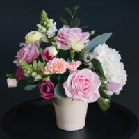 Aranjament Floral În Vas Ceramic Cu Trandafiri, Ranunculus, Antirrhinum