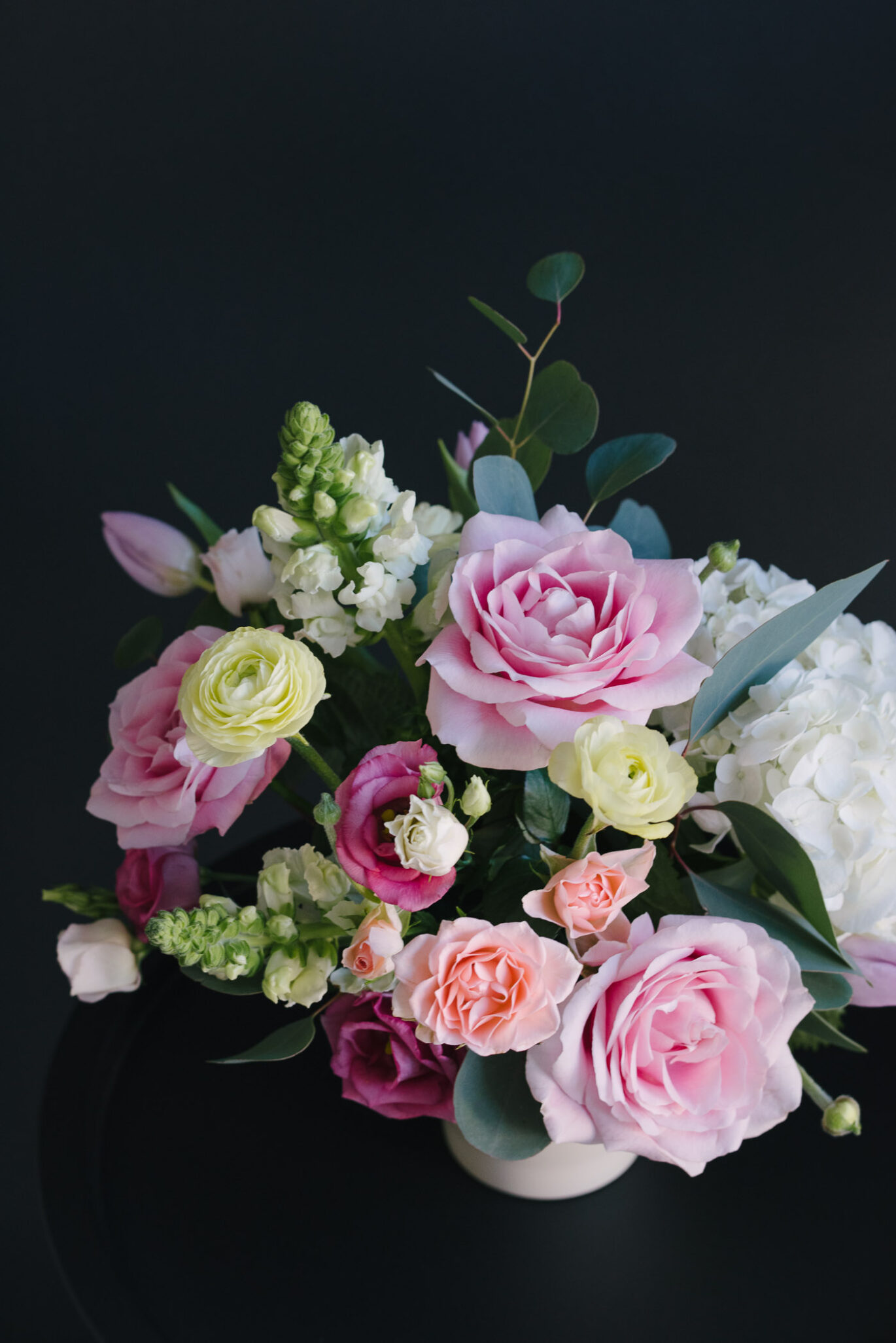 Aranjament Floral În Vas Ceramic Cu Trandafiri, Ranunculus, Antirrhinum