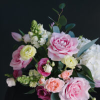 Aranjament Floral În Vas Ceramic Cu Trandafiri, Ranunculus, Antirrhinum