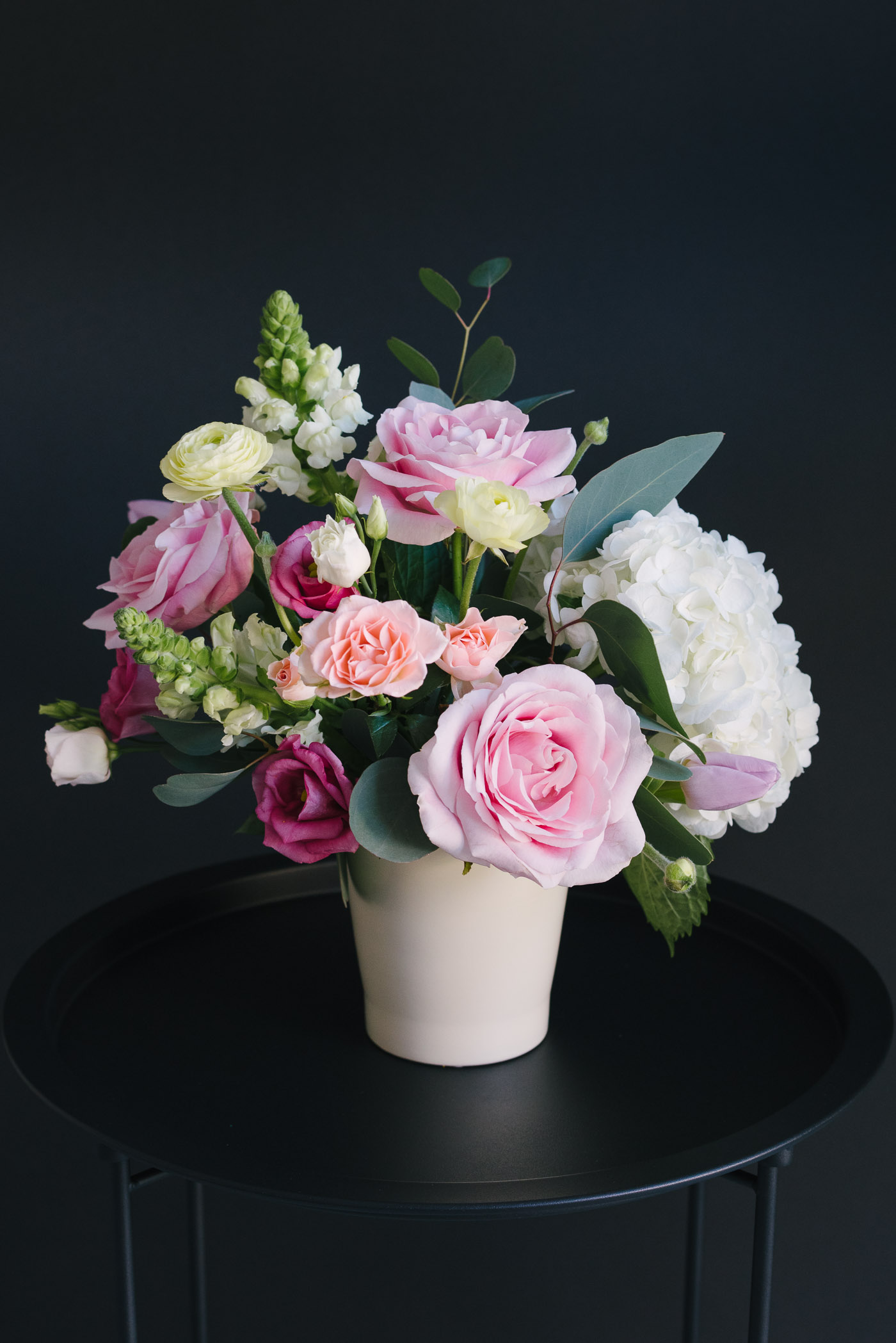 Aranjament Floral În Vas Ceramic Cu Trandafiri, Ranunculus, Antirrhinum