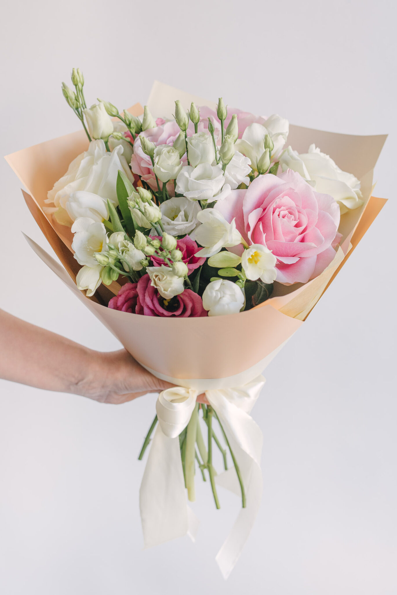 Buchet Cu Trandafiri, Lalele, Lisianthus Si Frezii