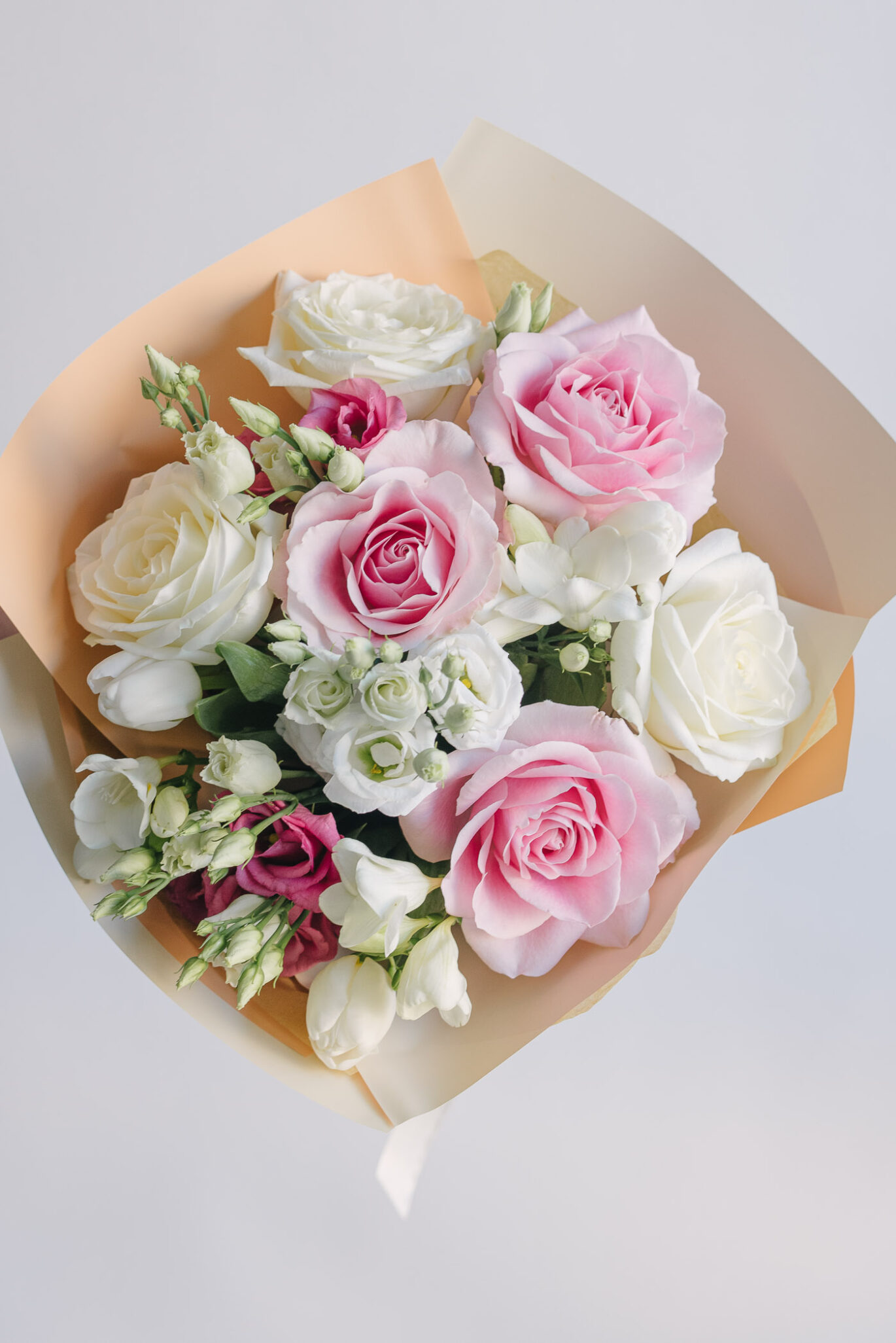 Buchet Cu Trandafiri, Lalele, Lisianthus Si Frezii