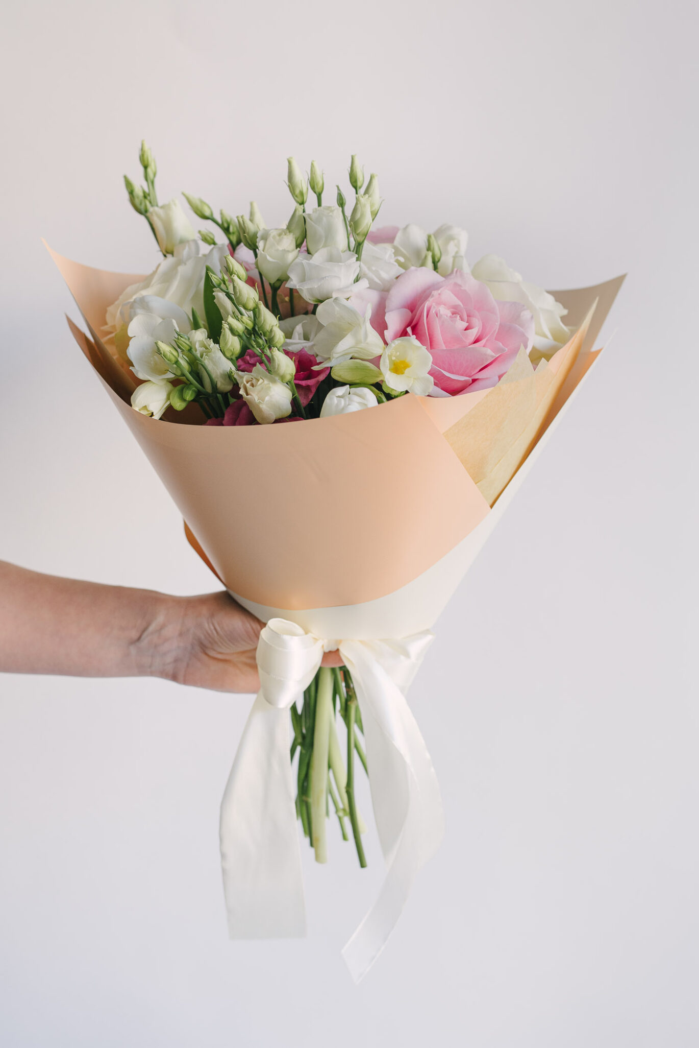 Buchet Cu Trandafiri, Lalele, Lisianthus Si Frezii