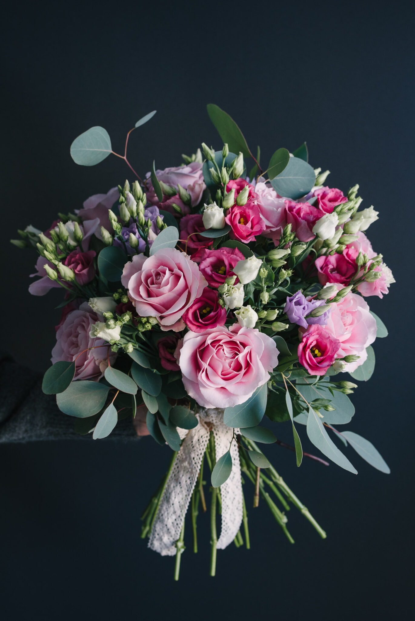 Buchet De Flori Cu Trandafiri Roz Și Lisianthus Roz