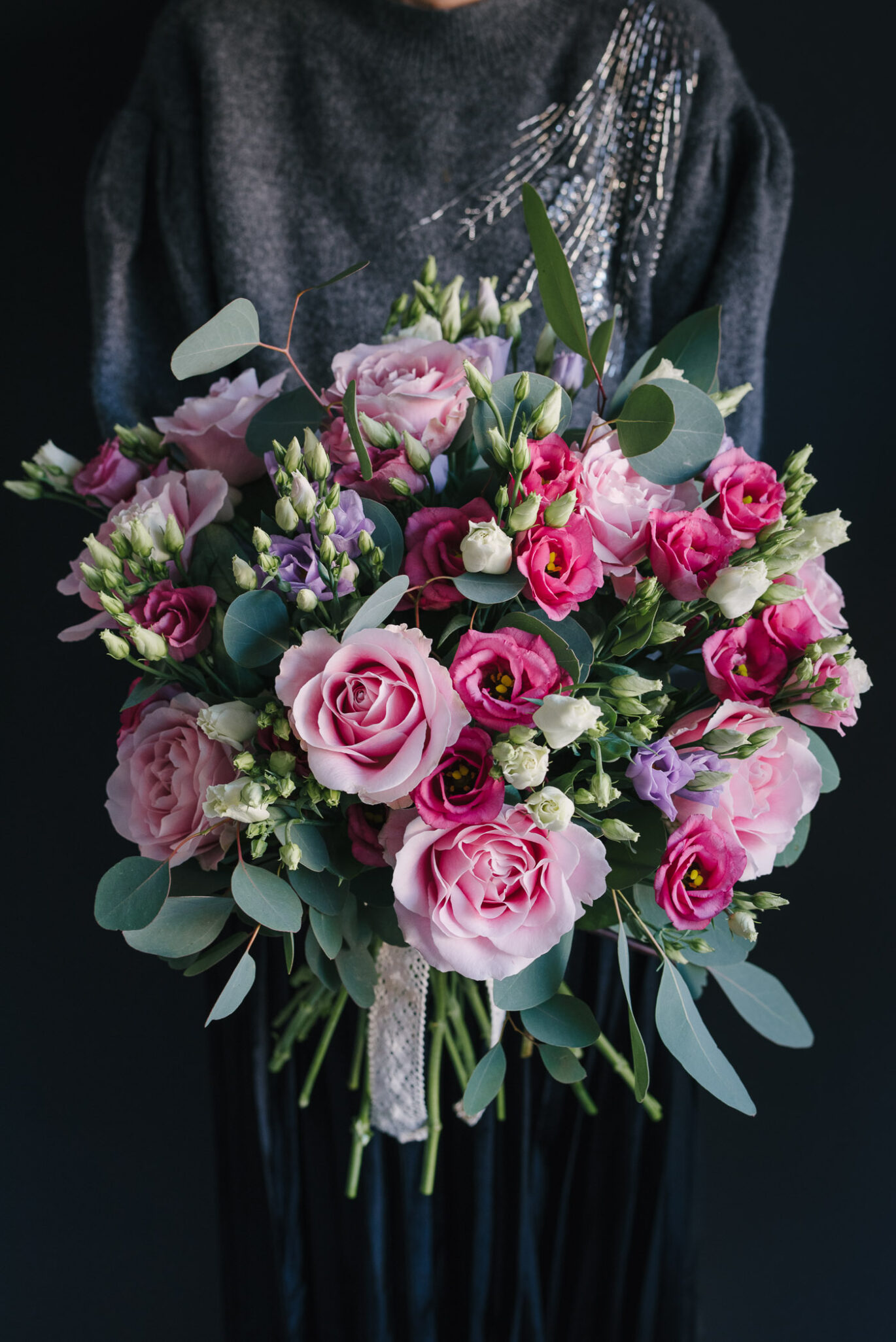 Buchet de flori cu trandafiri roz și lisianthus roz