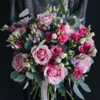 Buchet de flori cu trandafiri roz și lisianthus roz