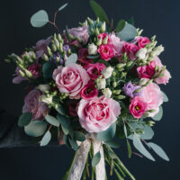 Buchet De Flori Cu Trandafiri Roz Și Lisianthus Roz