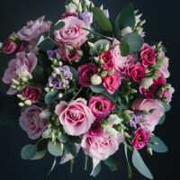 Buchet De Flori Cu Trandafiri Roz Și Lisianthus Roz