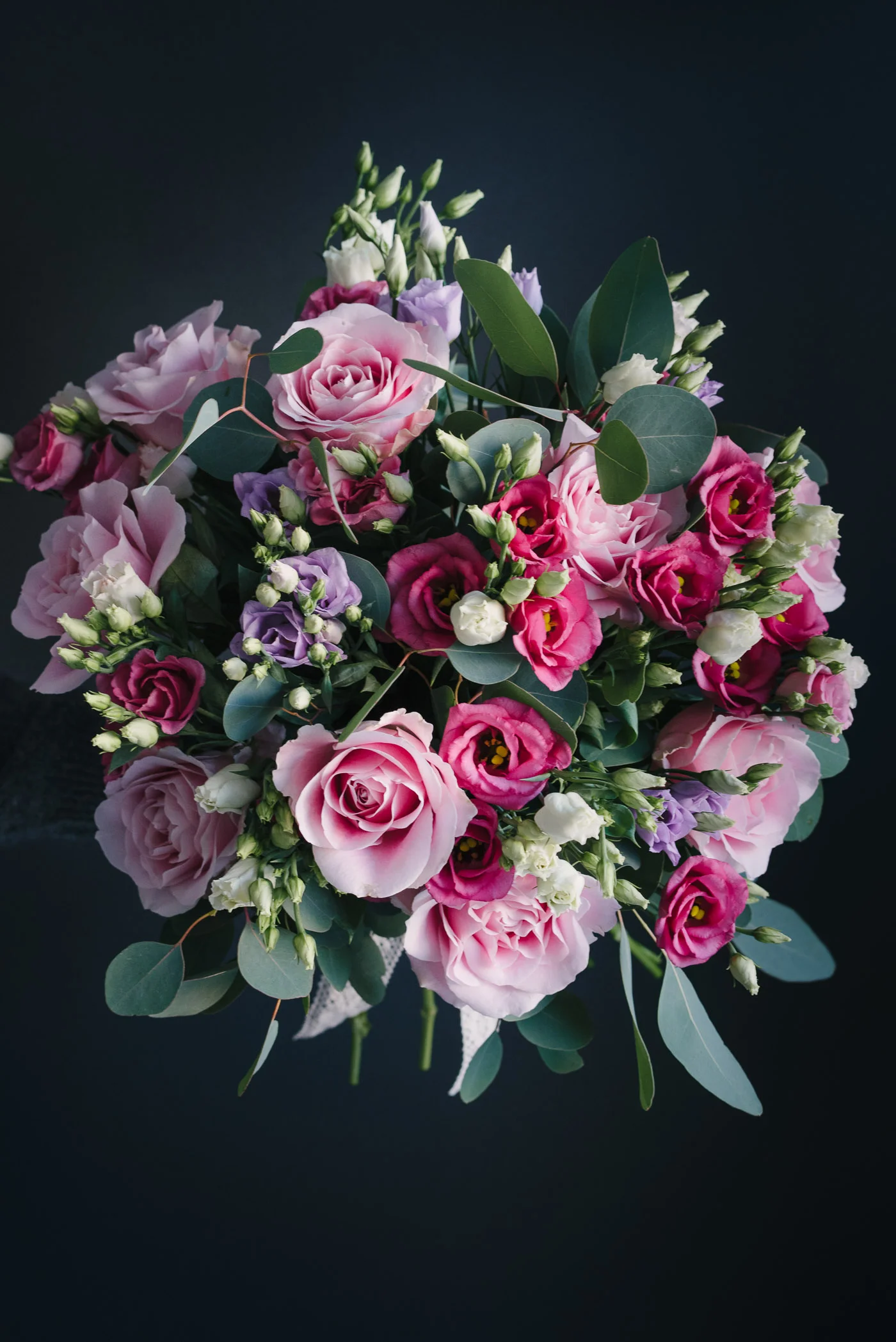 Buchet De Flori Cu Trandafiri Roz Și Lisianthus Roz