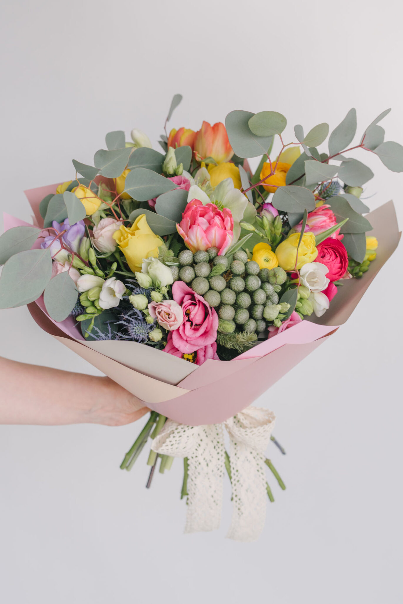 Buchet Cu Flori Colorate De Primavara