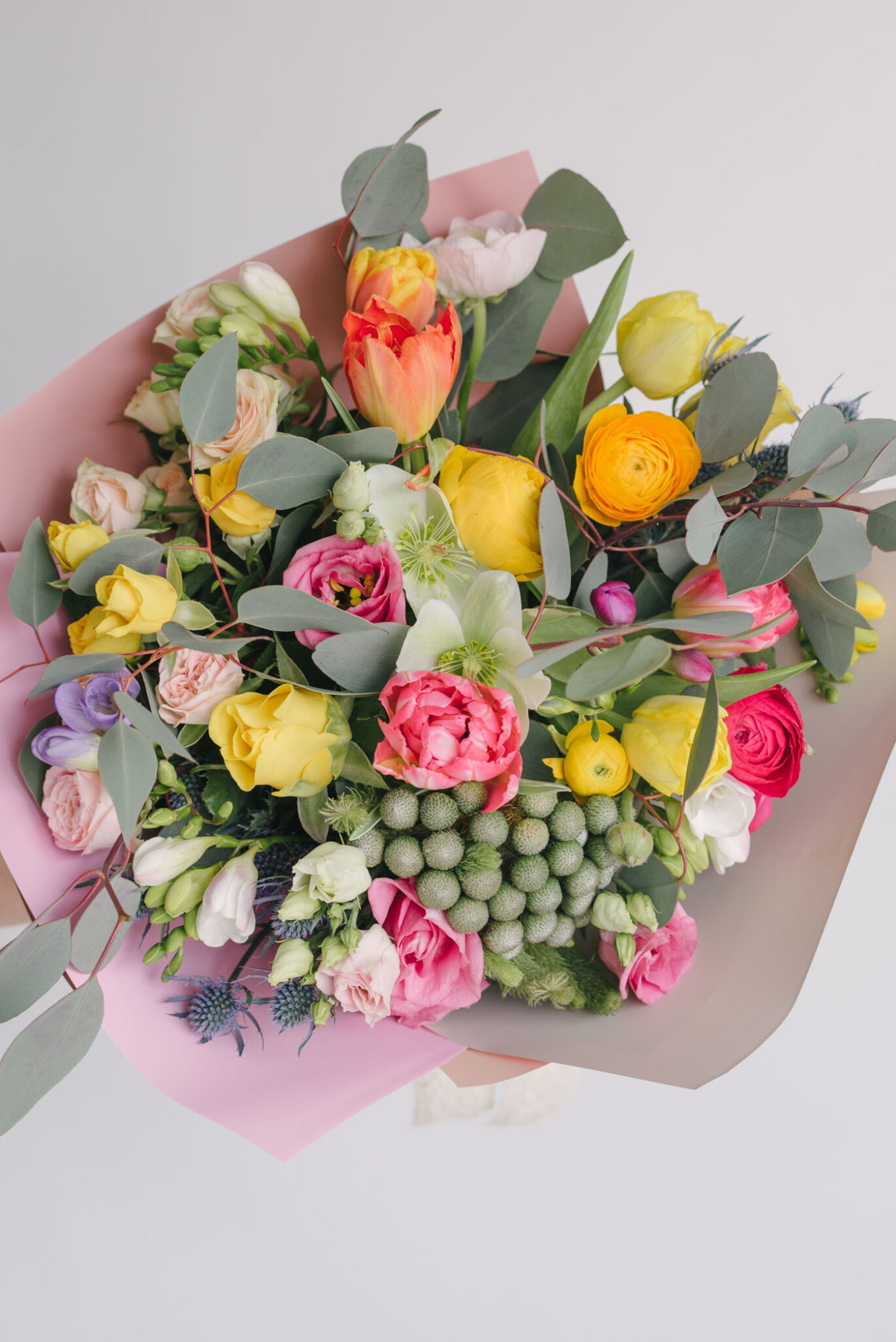 Buchet Cu Flori Colorate De Primavara