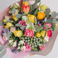 Buchet Cu Flori Colorate De Primavara